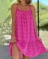 Détail d'une robe d'été rose à fleurs grande taille avec de fines bretelles - S / Bas / Rose rouge
