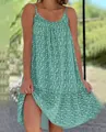 Détail d'une robe grande taille à fleurs vertes avec bretelles spaghetti sur un mannequin - S / Bas / Vert