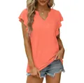 Vista detallada de la camiseta naranja coral con cuello en V y elegantes mangas volantes - S / Tops / Rosa