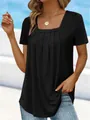 Dettaglio maglietta nera da donna con scollo quadrato e particolari pieghe sul petto - Taglia S / Top / Nero