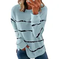 Détail d'un sweat-shirt pour femme à col rond avec des rayures horizontales noires ondulées - Bleu ciel