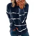 Gros plan d'un sweat à rayures bleu marine ample avec des motifs blancs usés. - Bleu Marine
