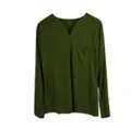 Détail d'un t-shirt à manches longues pour hommes vert olive avec col en V et poche - S / Haut Avec Poche / Vert Militaire