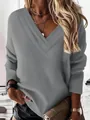 Detalle de sudadera gris para mujer con un diseño único de cuello en V multicapa. - Gris