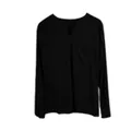 Detalle de una camiseta clásica negra de manga larga para hombre con cuello en V - S / Top Con Bolsillo / Negro