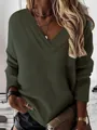 Detalle de una sudadera verde militar para mujer con un elegante cuello en V multicapa. - Verde Militar
