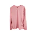 Vue détaillée montrant le tissu et le design du col en V de ce haut de sport rose pour homme - S / Haut - Sans Poche / Rose