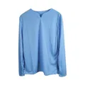 Vue de face d'un t-shirt à manches longues et col en V pour homme, bleu clair, sur fond blanc - S / Haut - Sans Poche / Bleu clair