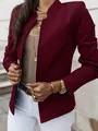 Detailansicht eines weinroten Langarm-Blazers mit modischem Stehkragen für Damen - Burgunderrot