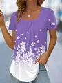 Nahaufnahme des eleganten lila Oberteils mit weißem Blumendruck und quadratischem Ausschnitt - Lila