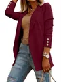 Primer plano de un elegante blazer burdeos de manga larga con botones dorados decorativos - Burdeos