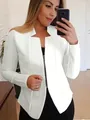 Λεπτομερής selfie στον καθρέφτη που δείχνει τη στενή γραμμή ενός λευκού γυναικείου μπλέιζερ - Λευκό