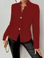 Detail eines burgunderroten Damenblazers mit zwei Knöpfen, Lederhose und Goldaccessoires. - Burgunderrot