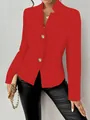 Detail eines eleganten roten Blazers mit zwei goldenen Knöpfen und schmaler Passform. - Rot