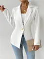Detail van een witte getailleerde blazer met lange mouwen en een gouden knoop erop - S / Tops / Wit