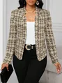 Primer plano de una elegante chaqueta blazer a cuadros para mujer con tejido de textura abierta - Caqui