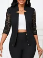 Vue détaillée d'un blazer noir pour femme avec manches en dentelle élégantes et coupe cintrée. - S / Hauts / Noir