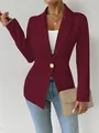 Detailopname van een bordeauxrode damesblazer met lange mouwen en gouden knoop - Bordeauxrood