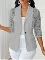 Gros plan d'un blazer gris à empiècements en dentelle, revers élégant et bouton - S / Hauts / Gris