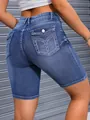 Détail d'un short en jean ajusté avec poches arrière brodées et rabats à boutons. - S / Bas / Bleu foncé
