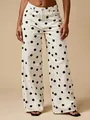 Vorderansicht der weißen weiten Denim-Hose mit klassischem schwarzem Polka-Dot-Muster - S / Unterteile / Weiß
