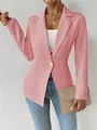 Detail van een getailleerde roze damesblazer met een enkele gouden knoopsluiting. - Roze