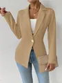 Detail van een camelkleurige blazer met lange mouwen en een gouden tailleknoop. - Khaki