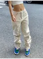 Photo de style urbain d'un jean beige crème pour femme à taille haute et jambe large - Blanc Cassé