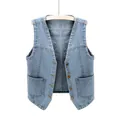 Damenweste aus hellblauem Denim, ärmellos, mit Knöpfen und Taschen - M / Oberteile / Hellblau
