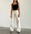 Vue de face d'un modèle portant un jean rétro américain blanc à taille basse et large - XS / Bas / Blanc (12564)
