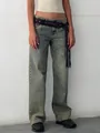 Gros plan sur un jean droit vintage pour femme avec taille basse et ceinture à franges - Bleu Lavé au Sable