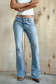Detalle que muestra el ajuste y el lavado azul claro de los vaqueros de campana de tiro alto - S / Bottoms / Azul