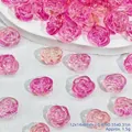 Detailopname van doorschijnende roze glaskralen in roosvorm voor DIY sieraden maken - Roos Stijl (L587) / 12x14x8mm / rozenroze