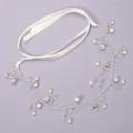 Vigne de cheveux de mariée avec perles et cristaux sur fil d'argent avec rubans blancs - Bandeaux doux et élégants HS-J6499S