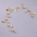 Vigne de cheveux dorée élégante pour mariage avec perles et feuilles sur fond texturé - Bandeaux simples et polyvalents HS-J6988G