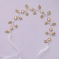 Vigne de cheveux de mariée dorée avec perles, étoiles de mer et rubans blancs - Bandeaux vintage de luxe léger HS-J6700G