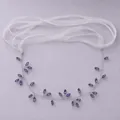 Vigne de cheveux de mariée avec cristaux violets et élégant ruban blanc pour coiffure - Bandeaux raffinés de luxe léger HS-J6864