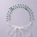 Vigne de cheveux de mariée en cristal vert avec fil doré et ruban d'organza blanc. - Bandeaux frais et sucrés HS-J6602