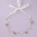 Bandeau de mariée élégant en or avec fleurs blanches et cristaux, doté d'un ruban à nouer. - Bandeaux éthérés de style Mori HS-J7126G