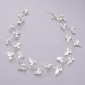 Vigne de cheveux de mariée élégante en argent avec perles et feuilles métalliques. - Bandeaux doux et sucrés HS-J4419S