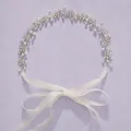 Bandeau de mariée style forêt avec perles élégantes et cristaux sur fond lavande - Bandeaux rétro de style français HS-J4519