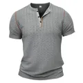 Vista detallada de camiseta Henley gris texturizada con costuras en contraste - S / Tops / Gris