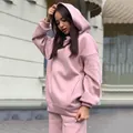 Μοντέρνο ροζ oversized σετ με κουκούλα και παντελόνι φόρμας φορεμένο από μοντέλο σε εξωτερικό χώρο - 2XL / Τοπ Και Παντελόνι / Ροζ