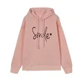 Vista frontal de sudadera rosa oversize con capucha e impresión Smile y corazón negro - Rosa