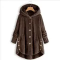 Détail d'un manteau à capuche en peluche marron douillet avec boutons en bois - S / Hauts / Café
