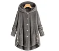 Vue détaillée d'une veste en peluche grise à capuche pour femme avec gros boutons - S / Hauts / Gris foncé