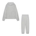 Vue détaillée de l'ensemble deux pièces blanc avec sweat à capuche et pantalon de jogging. - Blanc Cassé