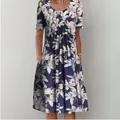 Primo piano dell'elegante stampa floreale su questo abito blu navy a maniche corte - Taglia S / Pantaloni e gonne / Colore 5 (Stampa Floreale Fitta Blu Scuro)