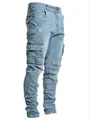 Vista laterale dei jeans cargo in denim azzurro da uomo con tasche multiple funzionali - Taglia S / Pantaloni e gonne / Azzurro