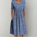Dettaglio di un abito blu a fiori a maniche corte con pieghe e tasche laterali - Taglia S / Top / Colore 7 (Stampa floreale blu)